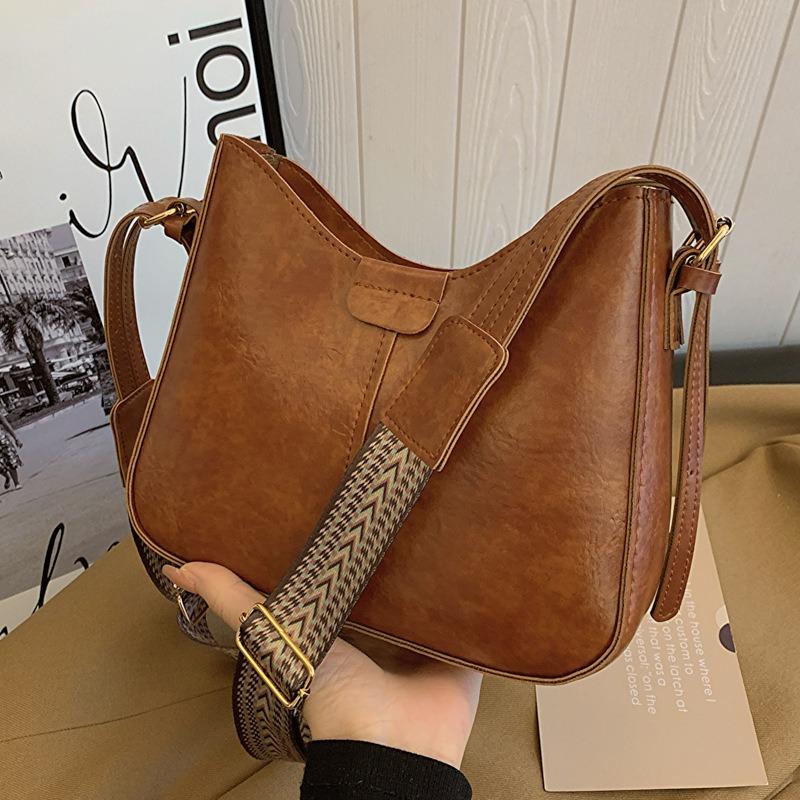 Retro fashion simple temperament wide shoulder strap shoulder bag women's early spring new versatile messenger bag women
