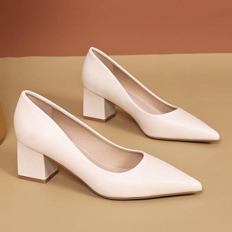 

Женские туфли на массивном каблуке из мягкой кожи цвета экрю, идеально подходящие для длительной носки, с удобной подошвой и острым носком для профессионального вида. 41