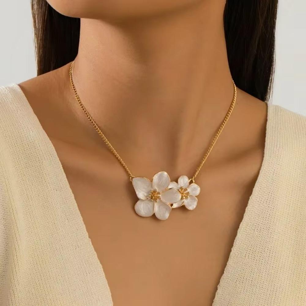 Petal Design Clavicle Chain Exquisite Craftsmanship Cherry Blossom Pendant Necklace Wedding