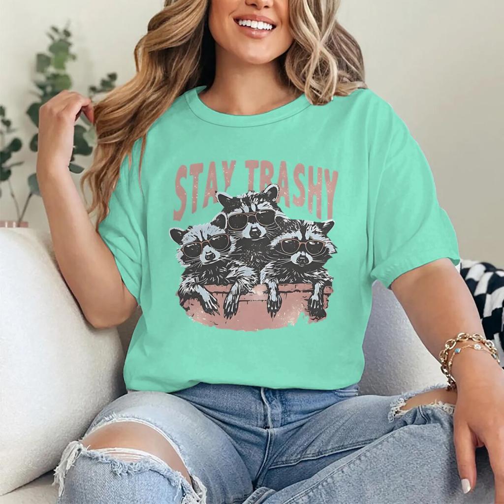 Neues Design Stay Trashy Waschbär T-Shirts Trash Panda Retro Boho Kurzarm Oberteile T-Shirts Damen Herren Kleidung Lustiges Waschbär T-Shirt