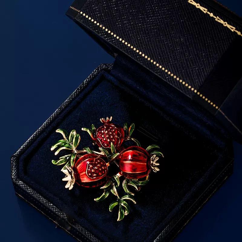 Retro Brooch, High-End Women'S Exquisite Luxury Fruit, Red Pomegranate Mori Corsage, Niche Design Pin
