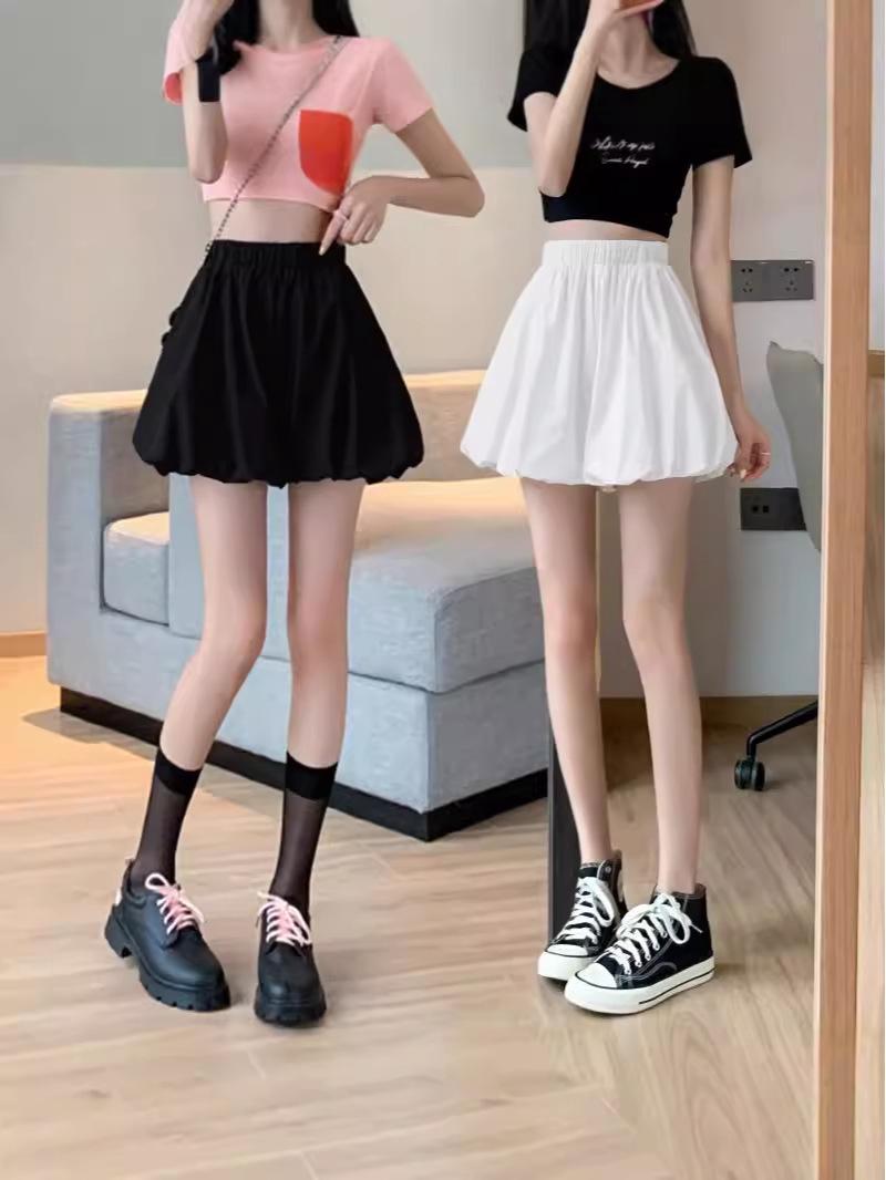 

2024 Women s Casual Wide-Leg Elastic Waist Pumpkin Bloomers Shorts for Autumn M