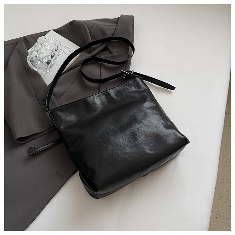 

Модная ретро сумка-тоут очень большая женская 2025 новая нишевая сумка-мессенджер высокого класса французская простая наплечная сумка тренд чёрный