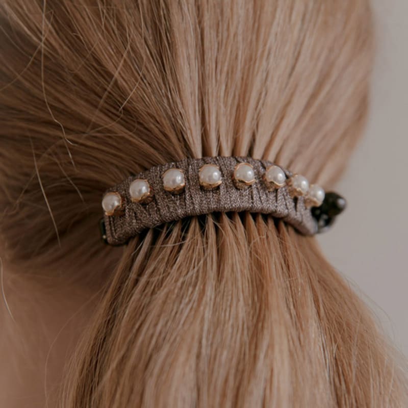 Jean Paul Clarisse Tay Pearl Crescent Banana Pin LFPT0754