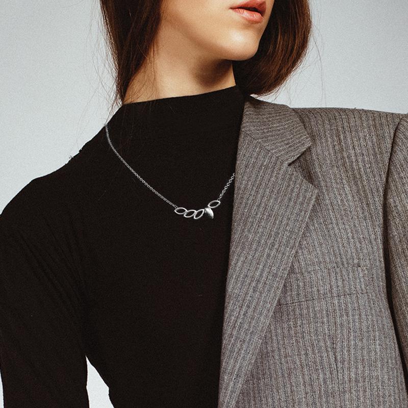 ORIVA               LEAVES NECKLACE       stainless steel leaves pendant with small anchor chain in silver colour