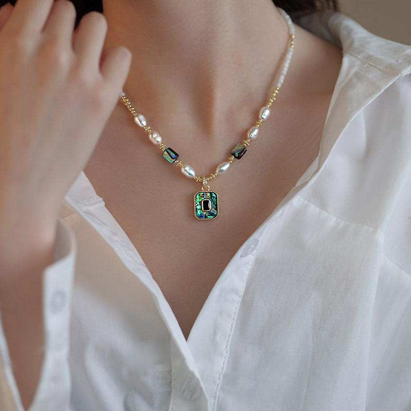 Freshwater Pearl Abalone Pearl Pendant Necklace for Women, Featuring A Light Luxury and Niche Style, with A Horseshoe-shaped Lockbone Chain.