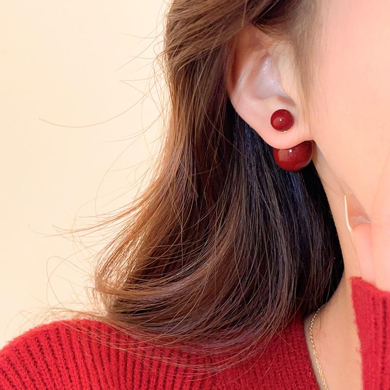 Steel needle pearl, a pair of earrings, New Year's red, retro simple stud earrings, high-end versatile temperament earrings.