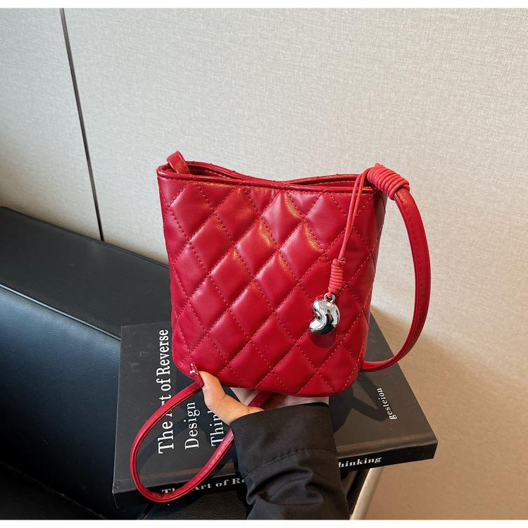 

Underarm bag women s versatile texture rhombus fashion bag fashion rhombus shoulder bag бордовый