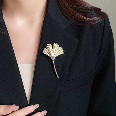 Fleur de poitrine Feuille longue Broche Corsage Ornement Broche en métal Élégante Broche Feuille de Ginkgo Banquet
