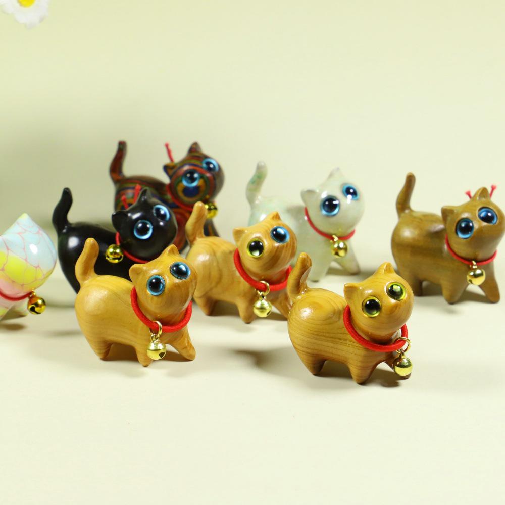 Santalové dřevo Kočka pro štěstí se zvonkem: Roztomilá figurka koťátka s naklánějící se hlavičkou, kreativní dárek k narozeninám