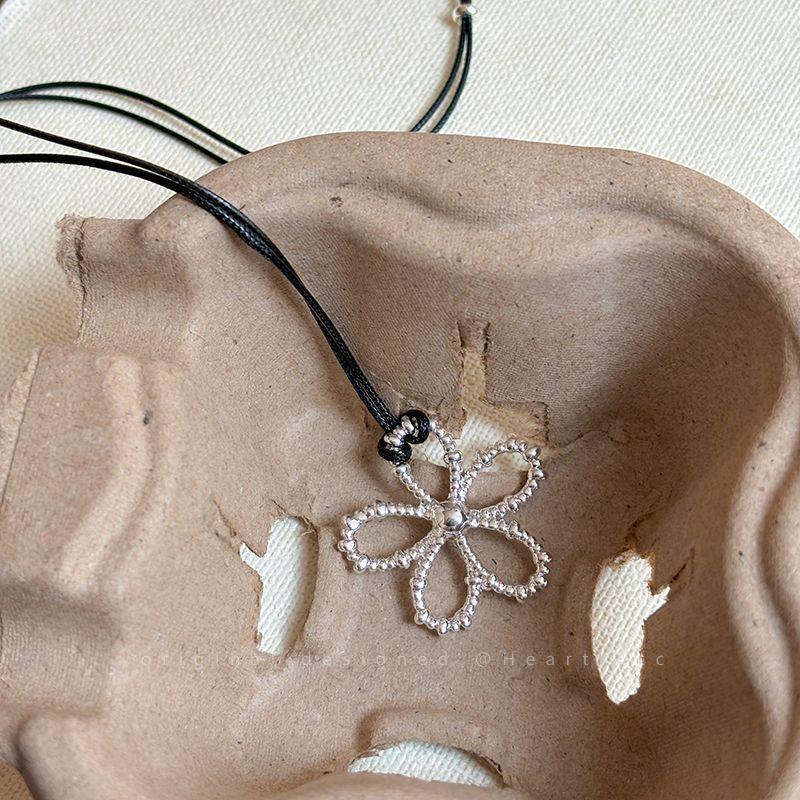 

Вощеная веревка, кулон в виде полого цветка, простое ожерелье с индивидуальностью, цепочка для ключицы с высоким чувством стиля, модные милые нишевые украшения