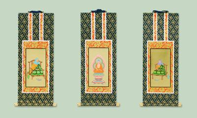 Set aus 3 Hängerollen vom buddhistischen Altar Isemura in Kyoto, marineblaue Montage. Erhältlich in verschiedenen Sekten und Größen. Buddhistische Altar-Hängerollen,