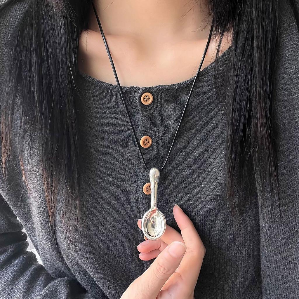Handgefertigte Halskette mit Anhänger in Form eines kunsthandwerklichen Silberlöffels mit geflochtenen Kordeldesigns für Frauen und Mädchen