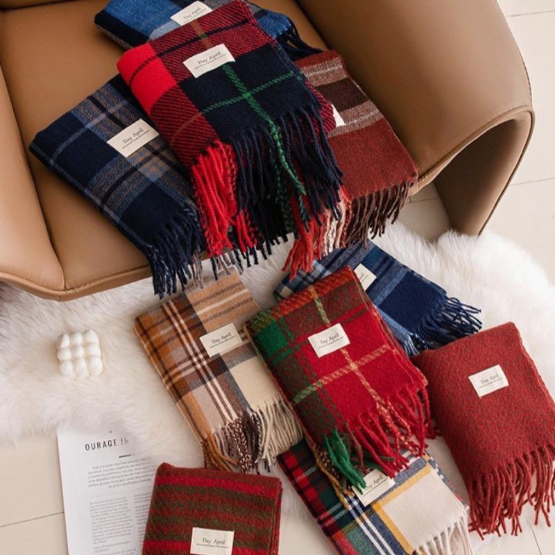 Red and Green Check Scarf for Women, Winter, High-end Feel, Warm, Versatile, with Flowing Tassels, Shawl-style.