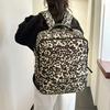 Rucksack mit Leopardenmuster, mehreren Taschen und verstellbaren Trägern