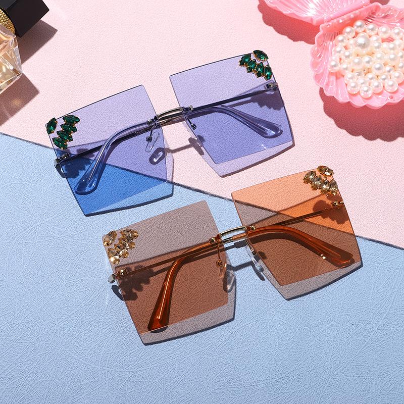 

Женские солнцезащитные очки Защита от солнца Защита от ультрафиолета Мода Личность Ретро Солнцезащитные очки без оправы из искусственного драгоценного камня Уличная съемка Путешествия Подиумные очки