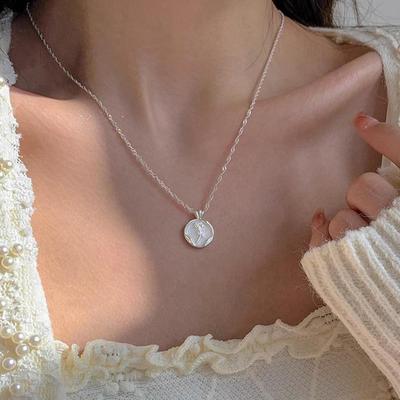 Elegant Rose Pendant Necklace for Women - Stylish, High-End Clavicle Chain, Versatile and Exquisite Design