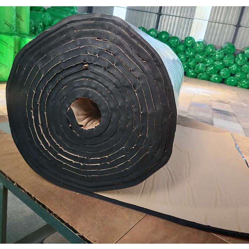 Pannello isolante autoadesivo in foglio di alluminio per tetti con isolamento in gomma e plastica ignifuga.