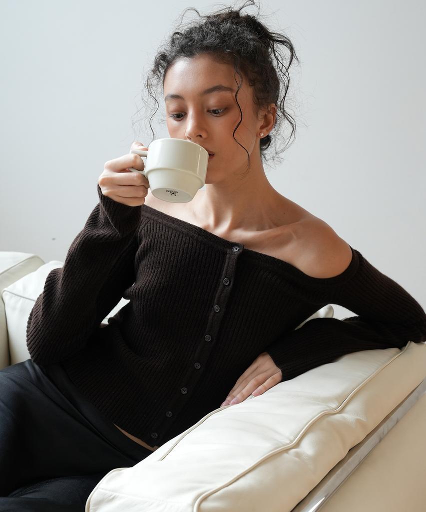 Jaejeudeu Off-Shoulder Cardigan_Brown