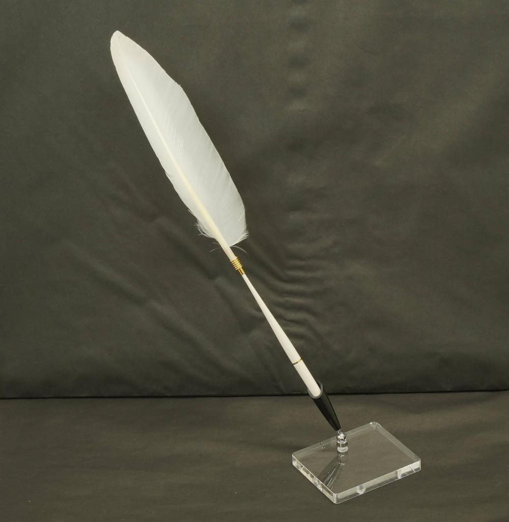 2 Set Pack Japanese Processed Goose Feather Plastic Shaft Banker Pen Transparent Acrylic Pen Stand with Black Pen Holder White Feather + Q-S5P1WG-2-W
