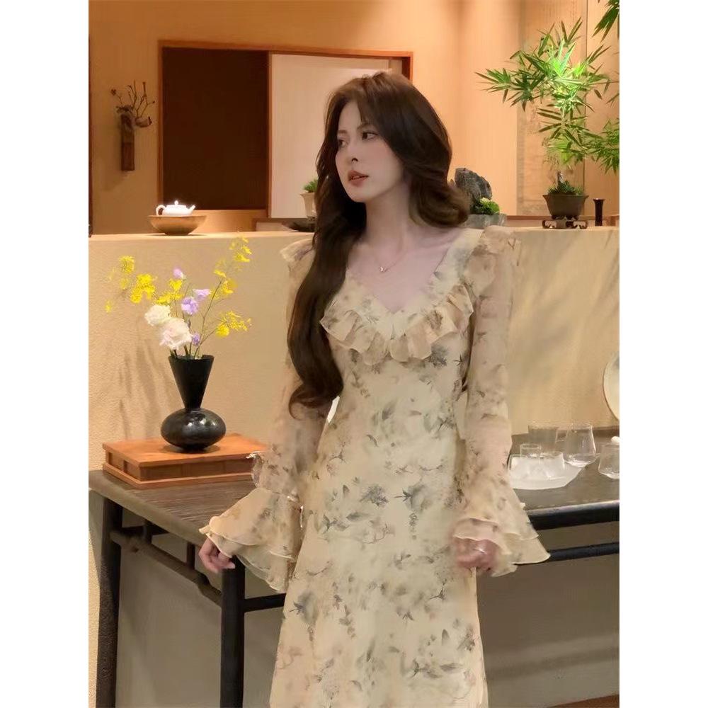 Gentle Korean Retro Floral Maxi Dress for Women, Spring/Autumn Style, Waist-Cinched, Flaw-Covering, Slimming Fit for Pear-Shaped Figures.