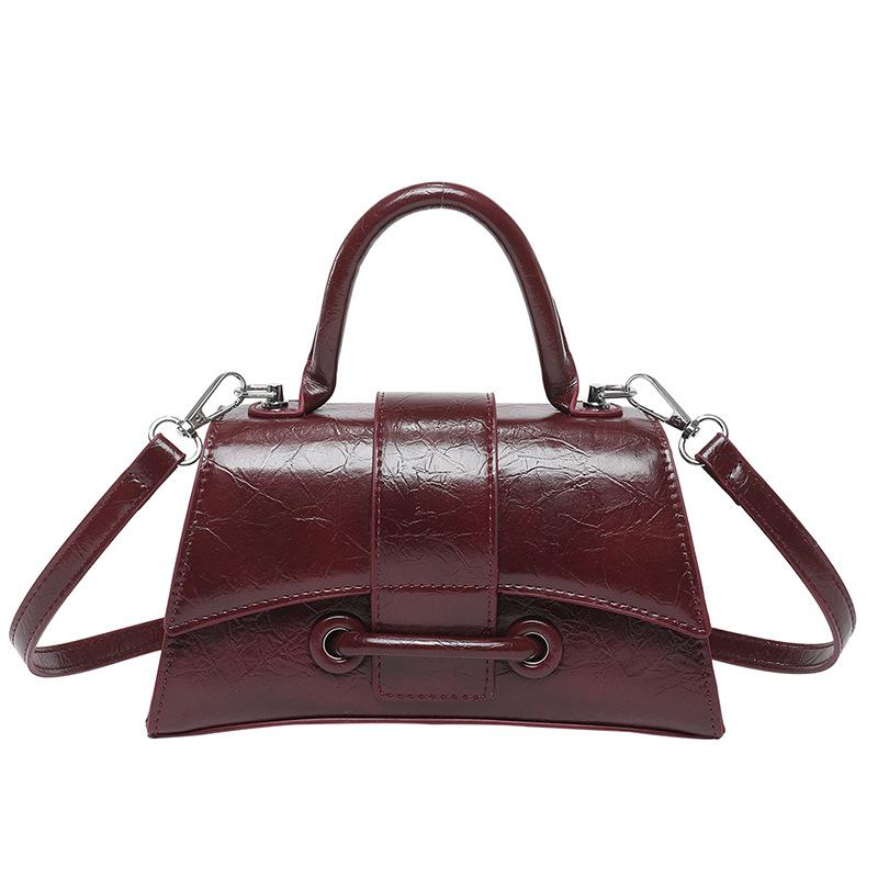 This year, it is popular, simple, trendy and cool, high-end texture, portable small square bag, niche design, versatile commuter messenger bag, femal