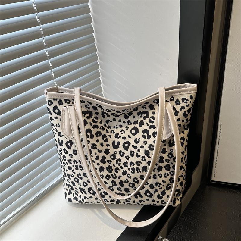 

Сумка с леопардовым принтом женская 2025 большая вместимость новая сумка-мессенджер для поездок на работу французский нишевый ретро модный шоппер белый