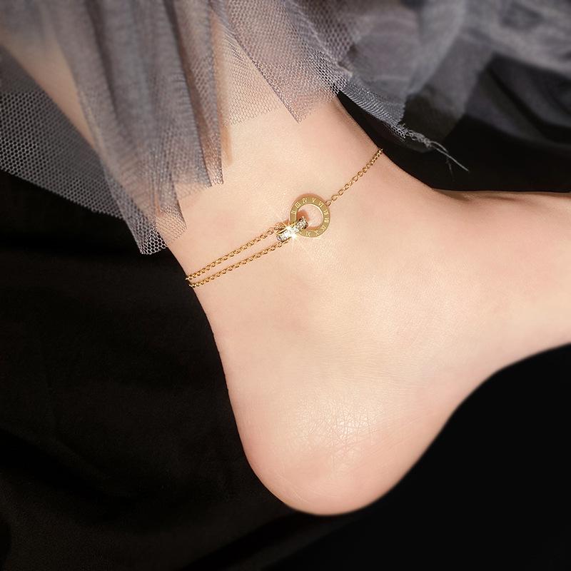 Colar Elegante de Anel Duplo com Números Romanos com Corrente de Aço Titânio Eletroplatado a Ouro 18K