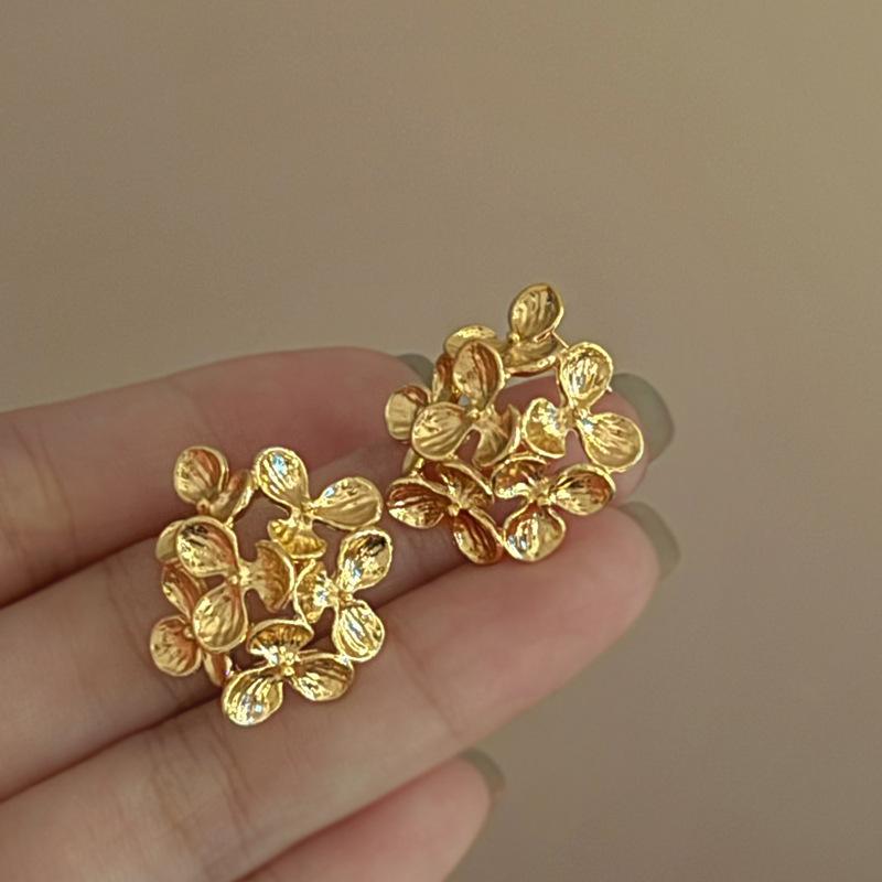 

Retro White Rose Flower Paved Hoop Earrings For Women New Elegant Drip Oil Flower Earrings Jewelry Bijoux Gift