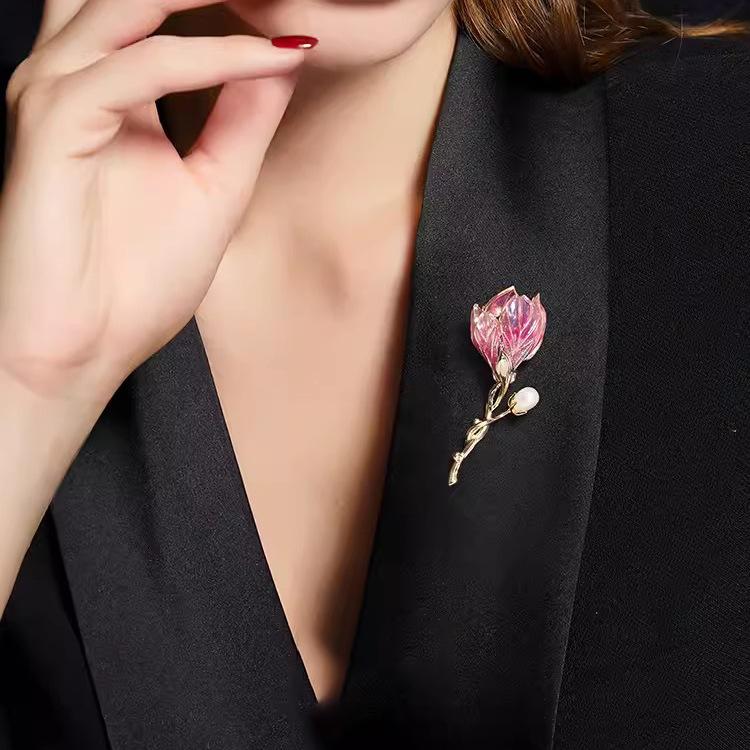 Bud Magnolia Brooch, High-End Feminine Exquisite Temperament, Pearl Brooch, Niche Design, Pin, Suit And Accessories