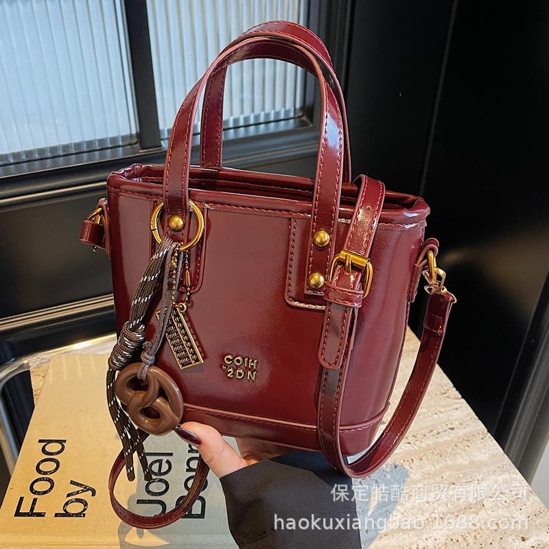 Retro handbag bag women's autumn and winter 2025 new high-end texture niche fashion versatile popular messenger bucket bag