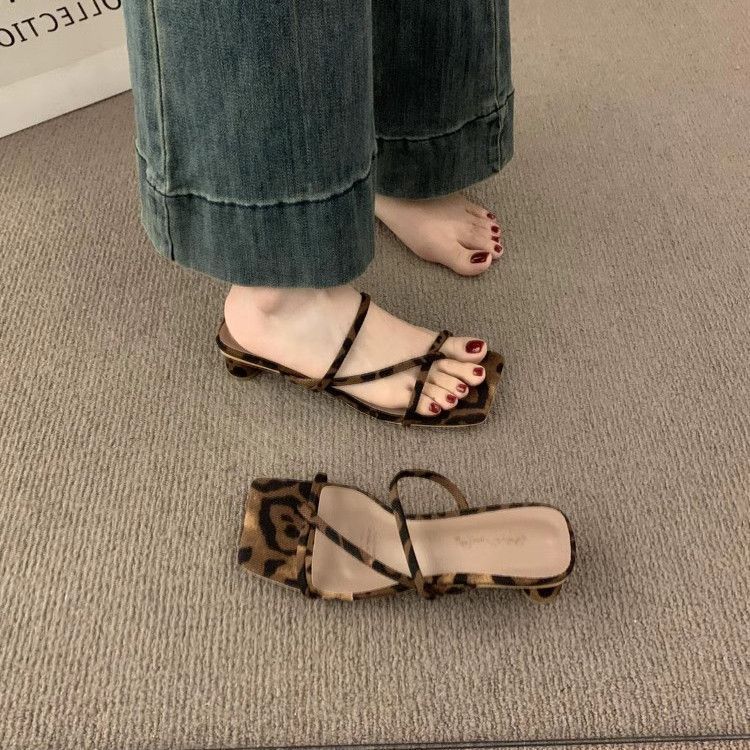 2025 new retro niche thick heel toe leopard print cool slippers female summer outer wear fairy foot clip one-word drag