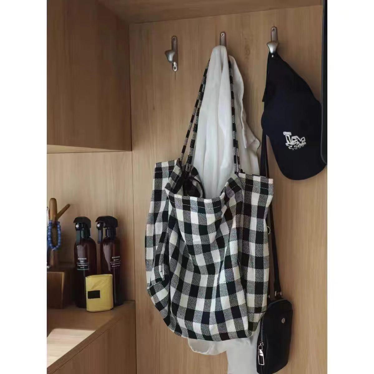 

2024 new checkerboard large-capacity canvas bag, Korean ins versatile one-shoulder commuter student class cloth bag