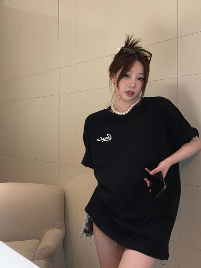Schickes Übergrößen Baumwoll-T-Shirt mit kurzen Ärmeln in Rosenrot für Damen, Sommerkollektion 2024