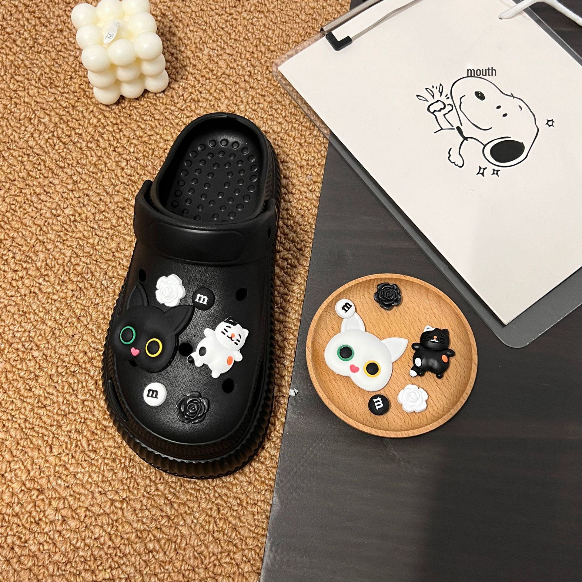 

Очаровательные самодельные аксессуары для обуви с кошачьей тематикой, вдохновленные Сяохуншу, с отверстиями для обуви, цветами и пряжками в соответствующих стилях.