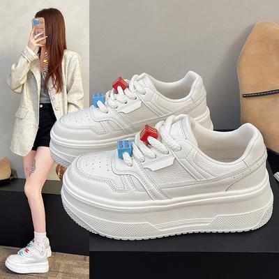 Muffin à semelle épaisse premium petites chaussures blanches pour femmes chaussures à plateforme rehaussantes nouvelles chaussures de sport décontractées d'automne