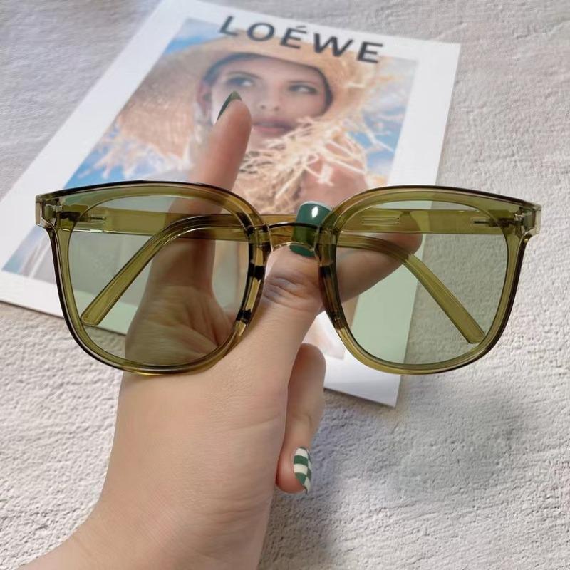 4pcs New Folding Sunglasses Fashion Glasses Portable Men and Women Same Sunglasses Travel Sunshade Glasses UV Protection