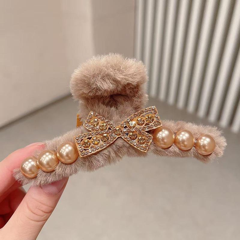 Autumn/Winter 2025 Plush Mink Fur Love Heart Rhinestone Shark Claw Clip for Women