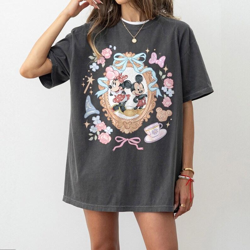 

MINISO Disney Couple Womens Vintage Minnie and Mickey Friends T Shirt Men Tee ONeck Casual Oversized Short Sleeve Streetwear 4XL