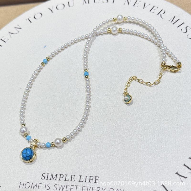

Turquoise and Freshwater Pearl Pendant Necklace with 14k Gold Clasp Geometric білий