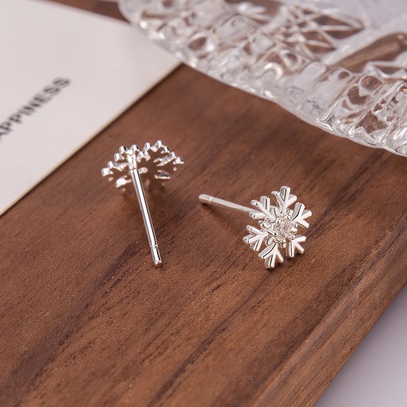 Women's Winter Snowflake Ear Studs: Versatile, Simple, Creative Design for Daily Wear