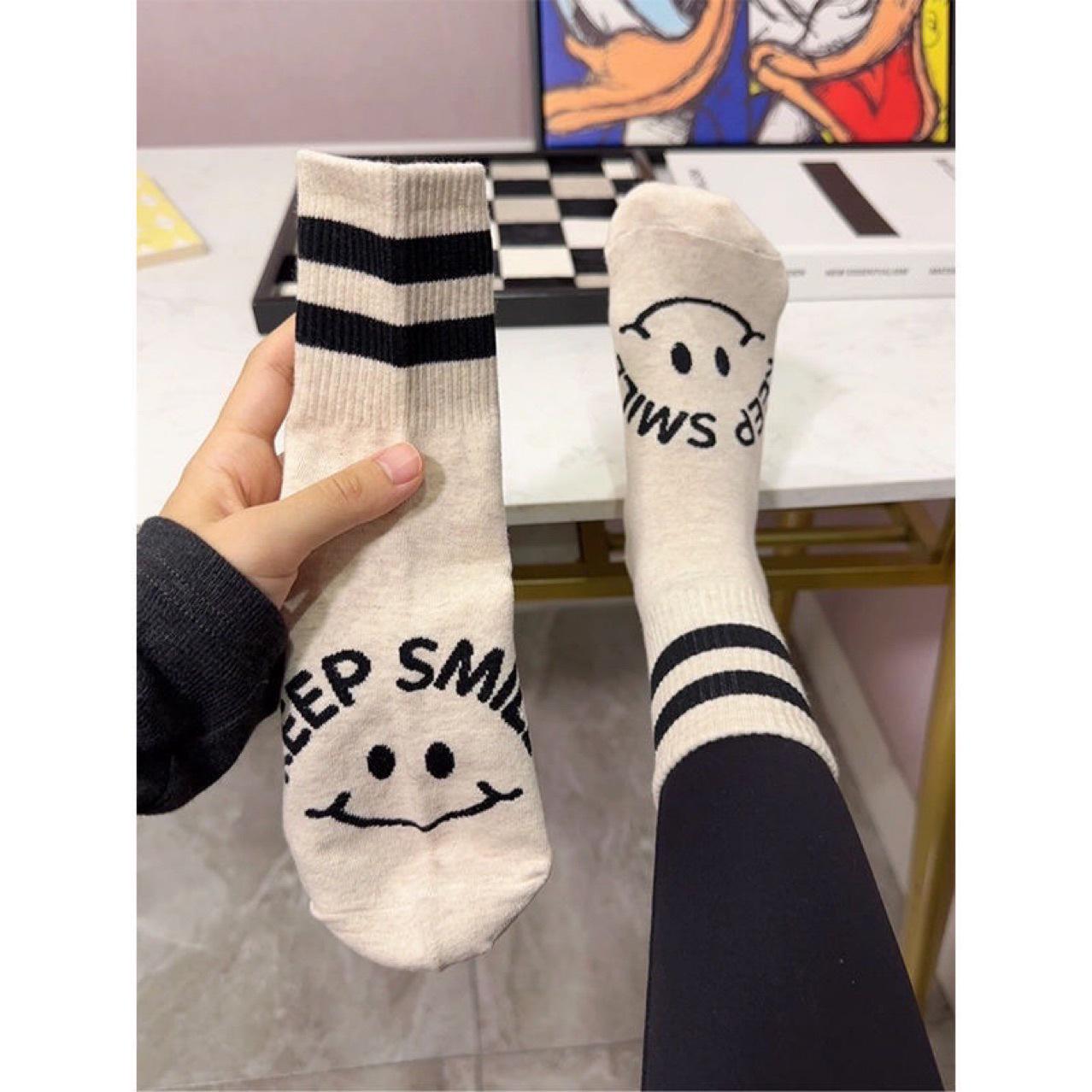 

Smiley Face Cotton Mid-Tube Socks for Women - Comfortable, Breathable, Autumn Sports Design from South Korea s Dongdaemun Collection