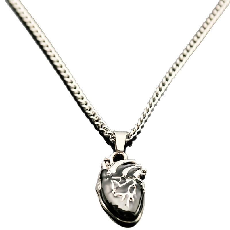 The Heart-shaped Pendant Is a Unique Gift Necklace for Valentine's Day Couples