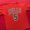 VTG STYLE Chicago Bulls Carlos Boozer 5 NBA Rotes Grafik-T-Shirt Herren Größe L