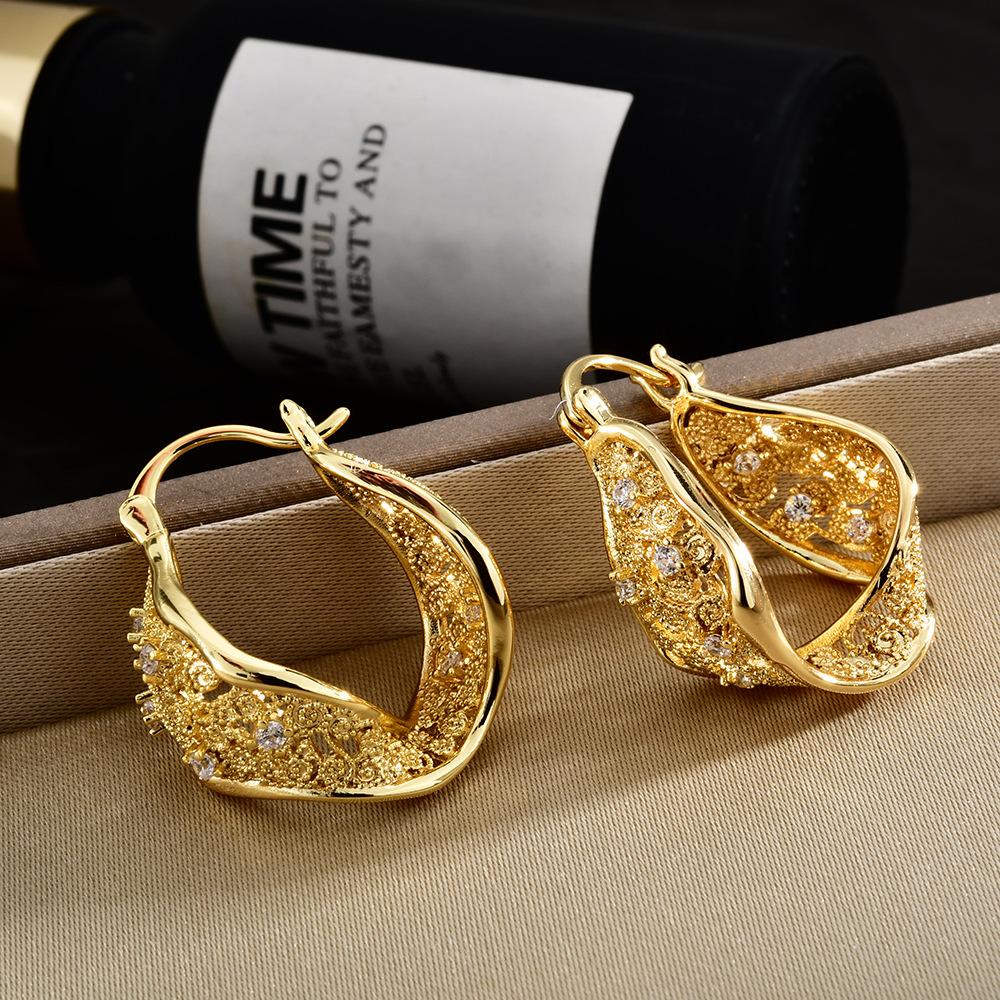 Vintage Twisted U-Shape Filigree Hoop Earrings Light Luxury Zircon Ear Buckles for Women