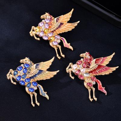 Spilla a forma di cavallo Colorata Brillante Strass Smalto Ali Design al galoppo Versatile Spilla da bavero Colletti Maglioni Borse Distintivo