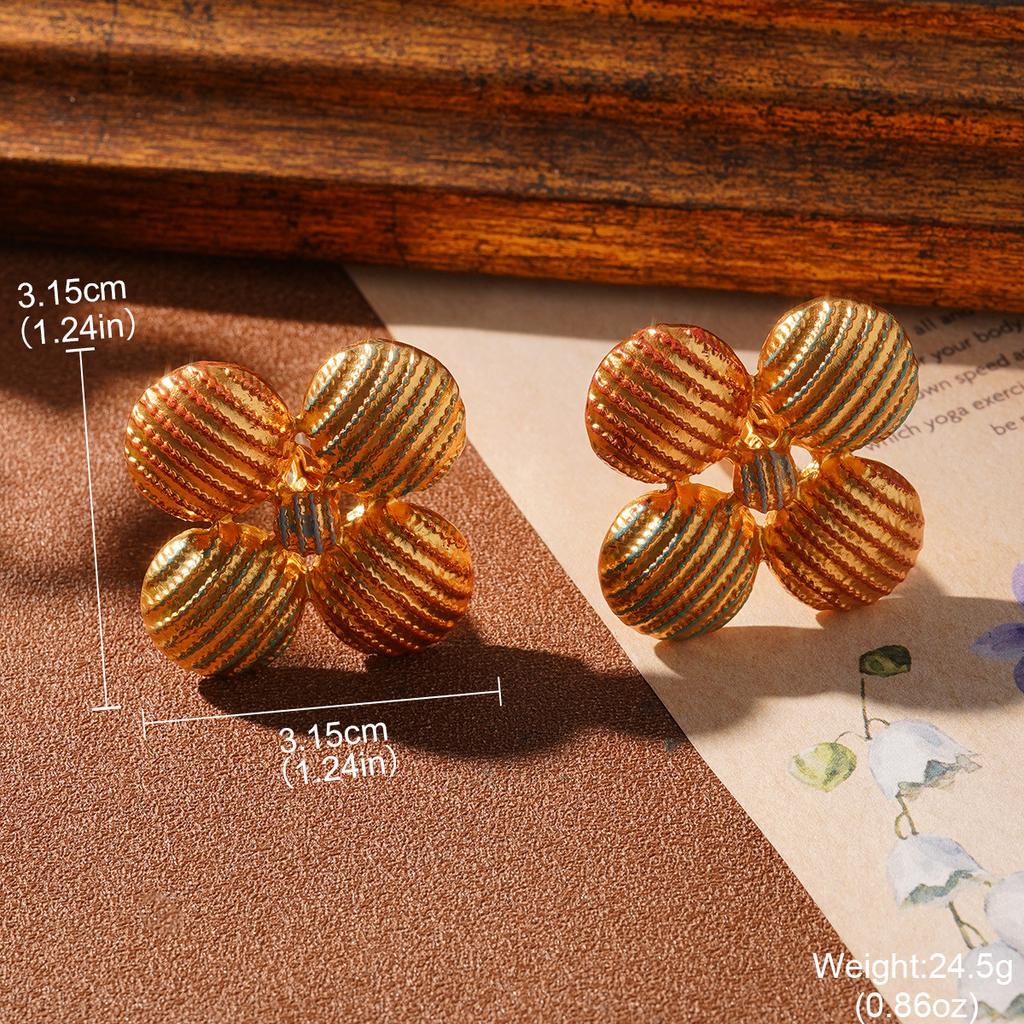 Vintage Flower Pearl Stud Earrings High-end Painted Love Fashion Niche Design Silver Needle Court Earrings