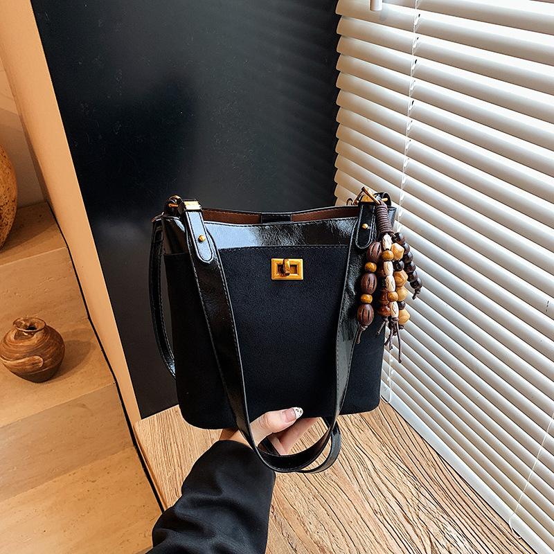 Frosted retro small bag women's autumn and winter 2025 new casual shoulder messenger bag popular bucket bag this year