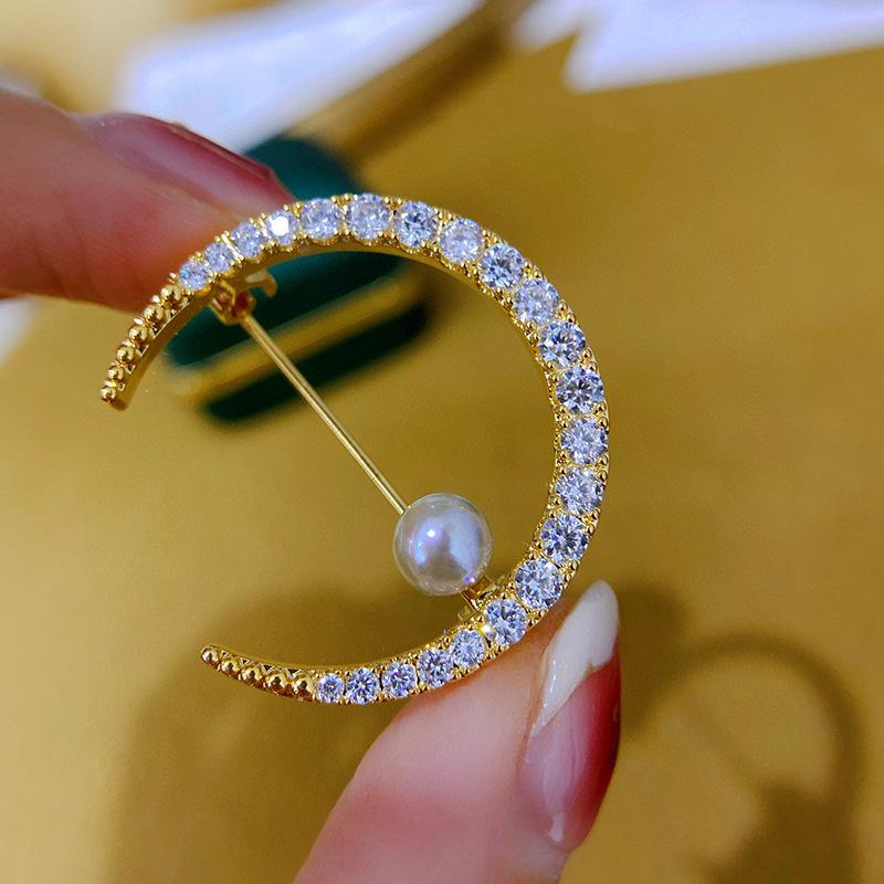 Retro Crescent Moon Pearl Brooch: Versatile DIY Corsage Pin