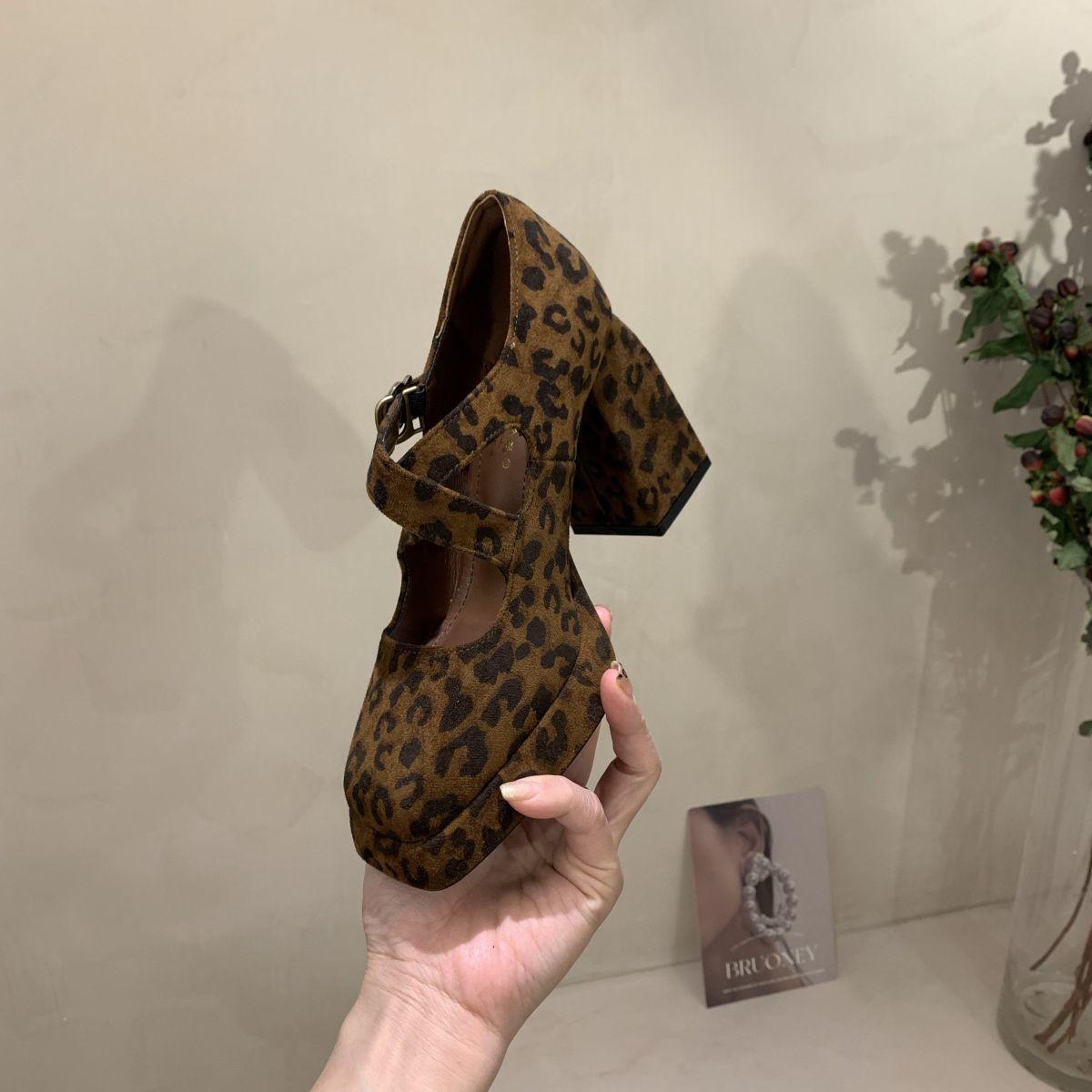 

One-word buckle rhinestone waterproof table high heels spring and autumn 2025 suede thick heel single shoes women s Mary Jane shoes brown 39 цветной печати леопарда